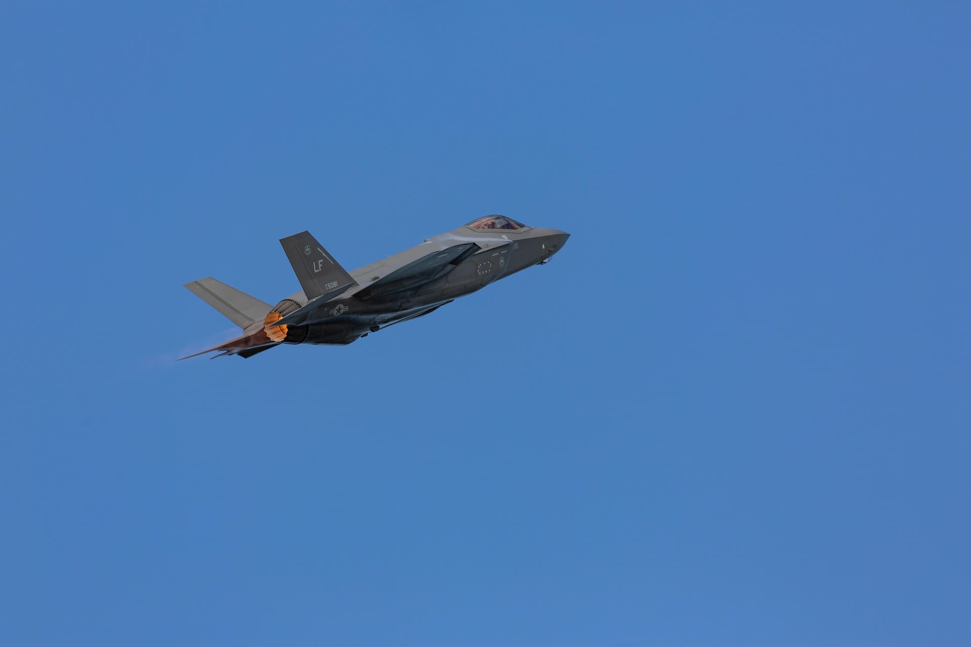 Fighter jet