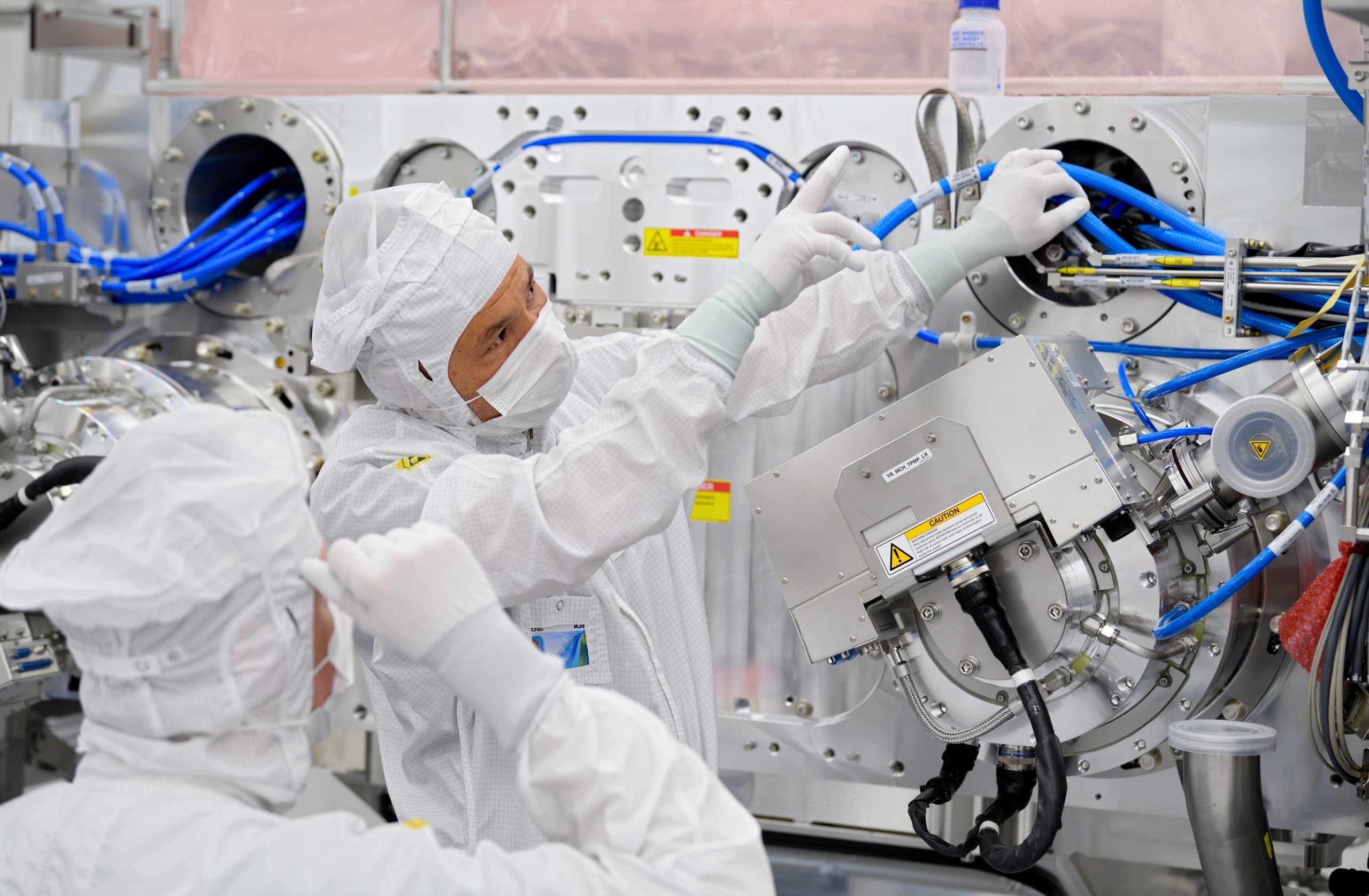 ASML-Employees-in-the-EUV-cleanroom-in-Veldhoven-The-Netherlands.jpg