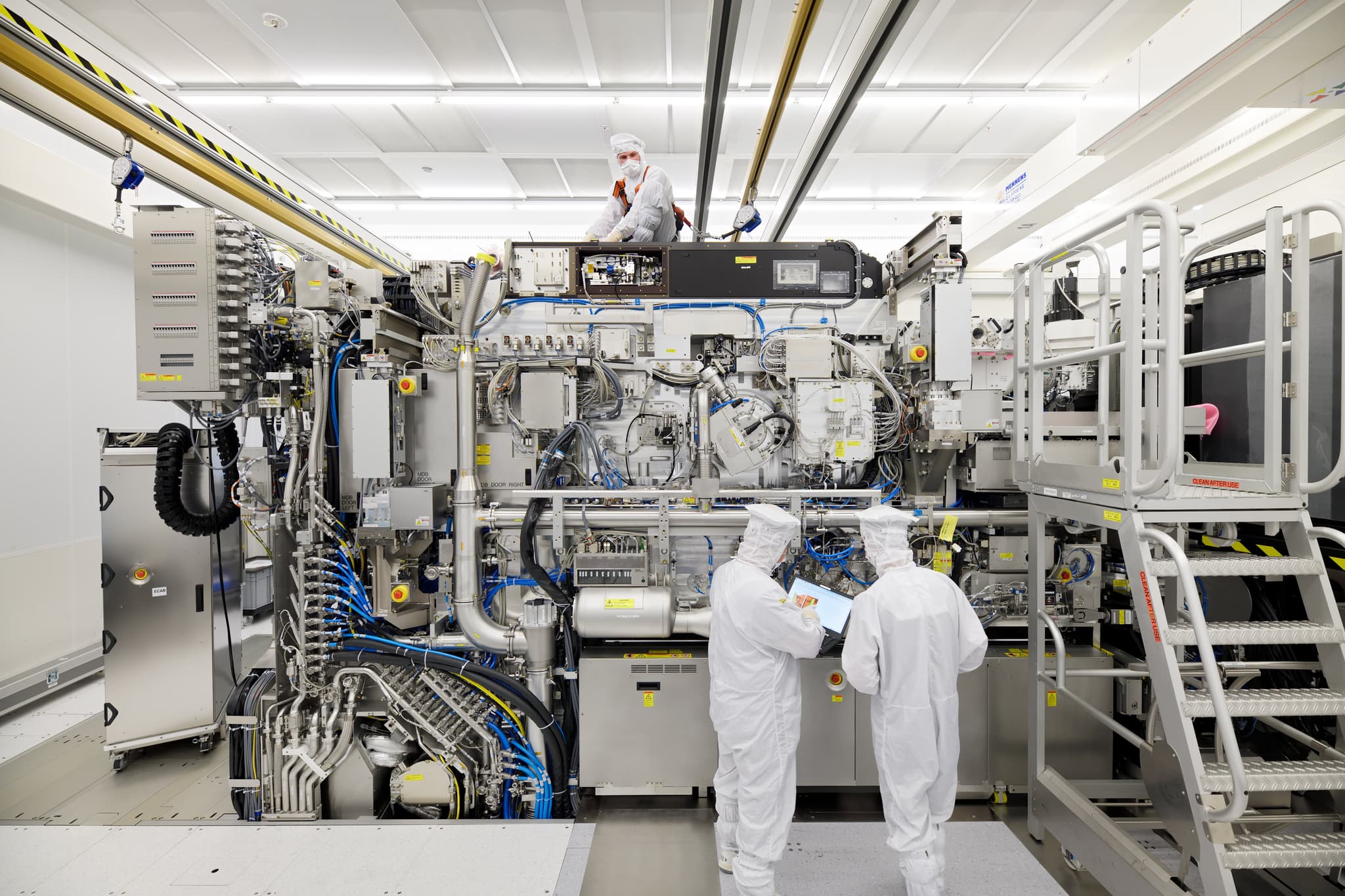 ASML_Cleanroom_Assembly_April2019_38.jpg