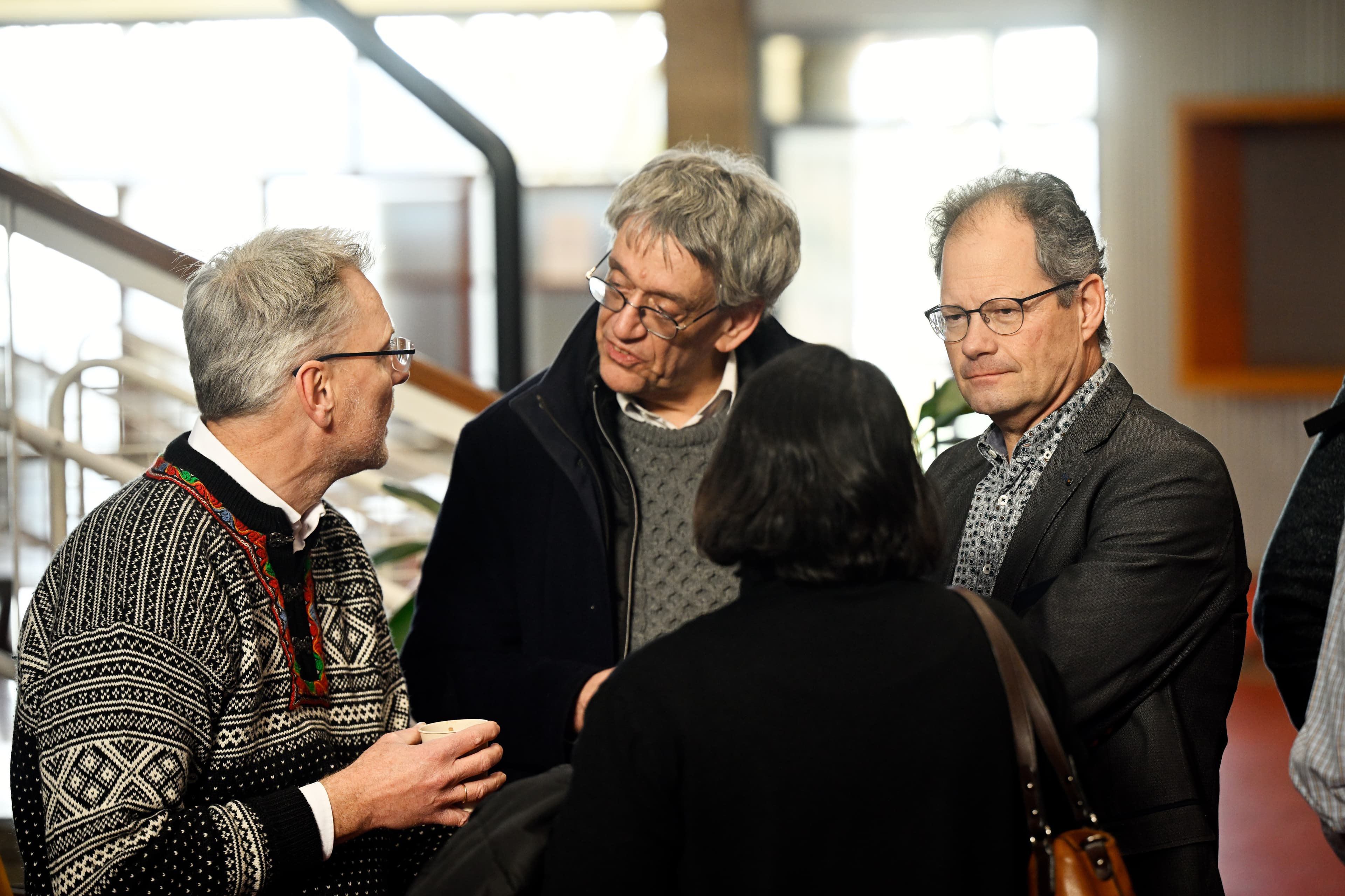 Pratende mensen tijdens netwerkevent. 