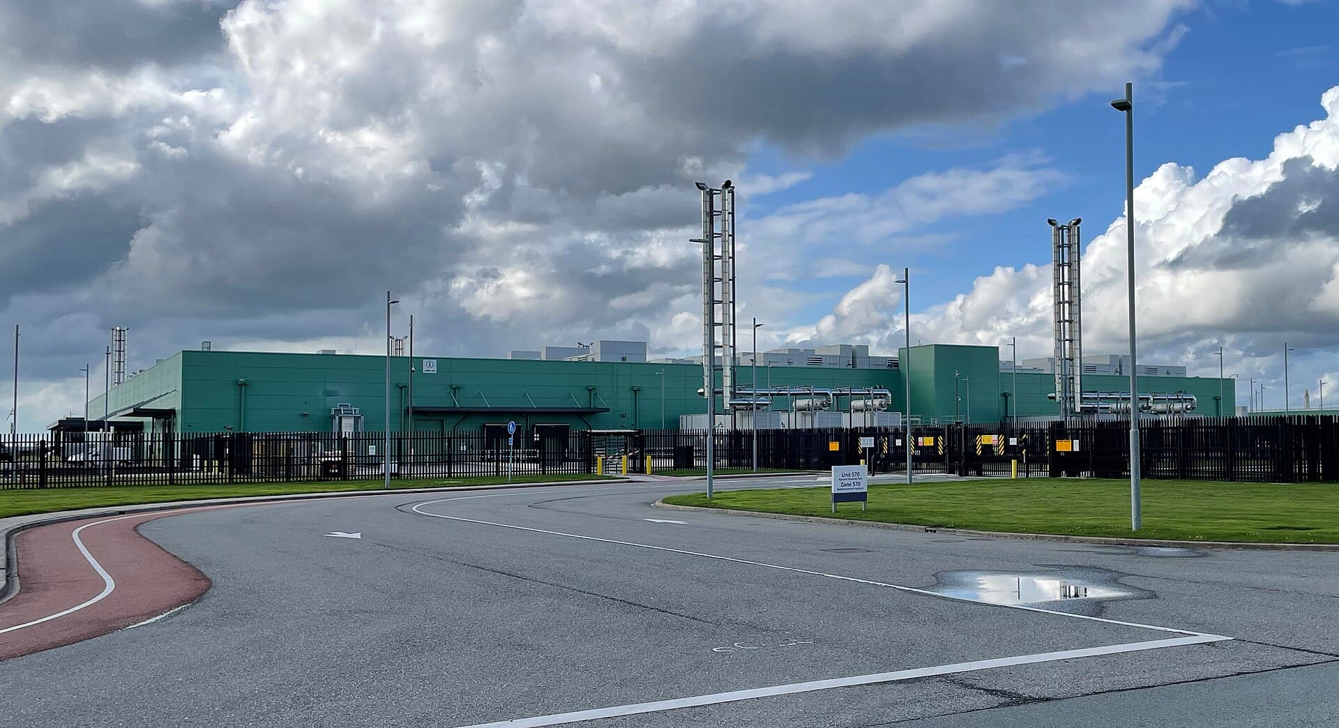 De toegangspoort van het terrein van het huidige datacenter