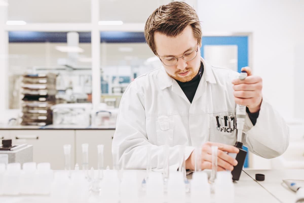 Een werknemer in een laboratorium