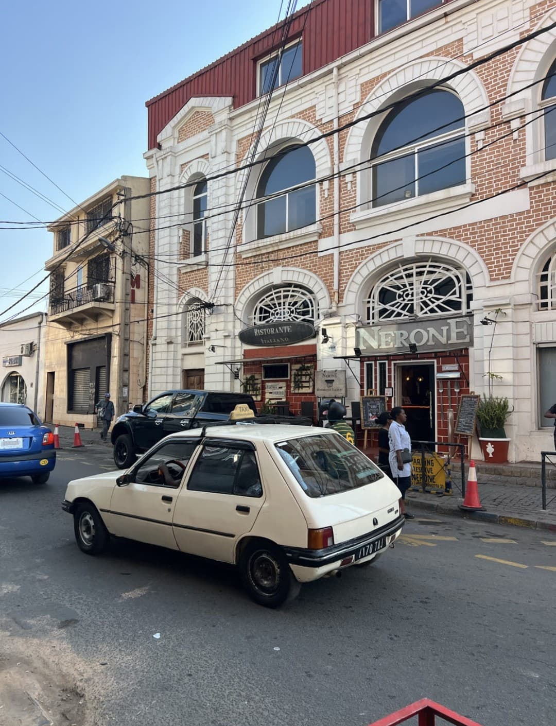 Taxi service Madagascar © Kayleigh Veninga 