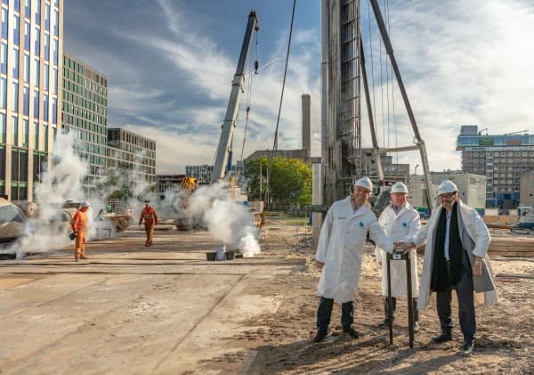 Vandaag werd de eerste paal geslagen door stadsdeelvoorzitter Bart Vink van Stadsdeel Zuid samen met Marcel Nollen (College van Bestuur van de VU) en Matrix directeur Ivo Sweep. Naar verwachting wordt het gebouw eind 2027 opgeleverd en in gebruik genomen.