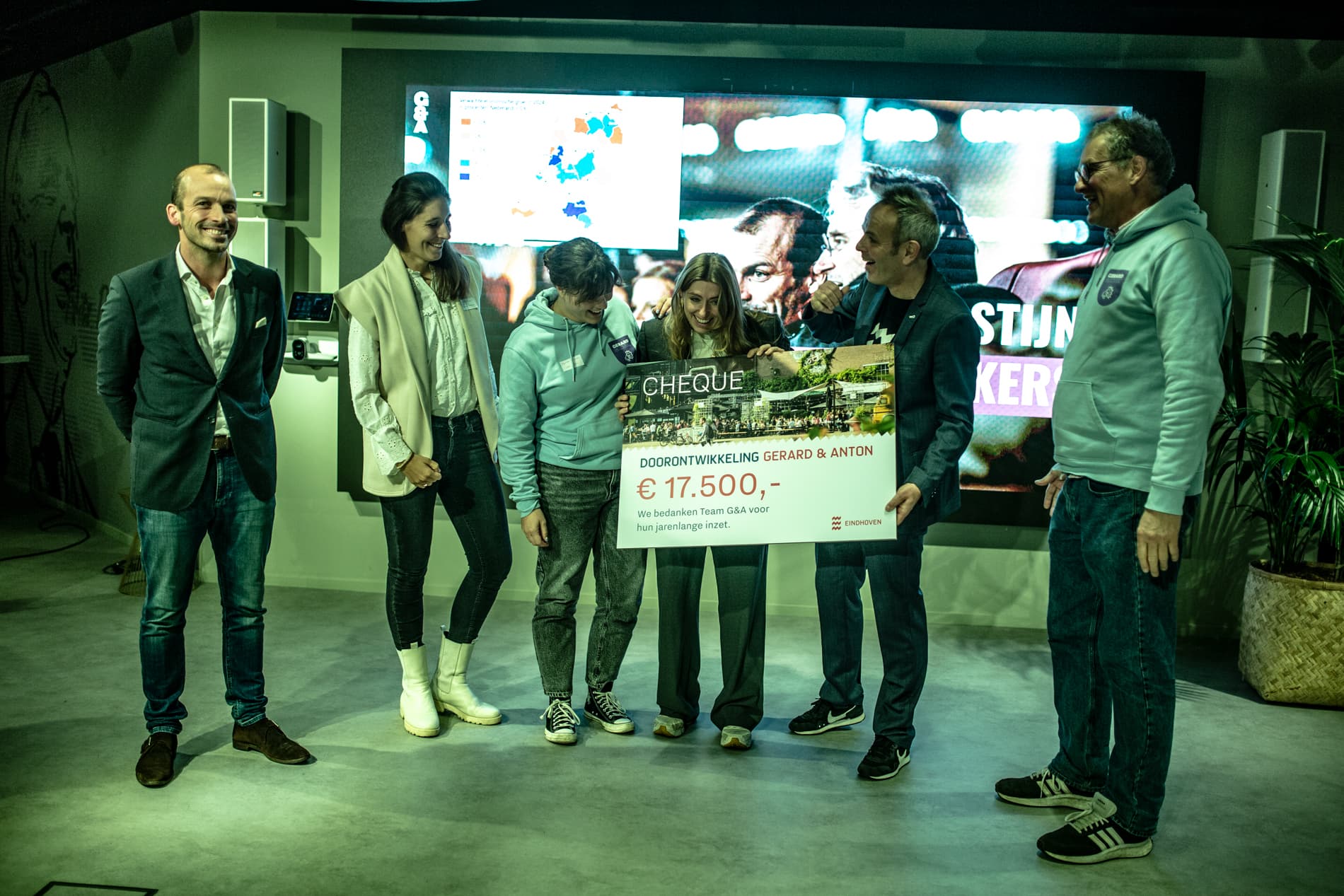 Gerard & Anton Community - Wethouder Stijn Steenbakkers en startup officer Xaveria Vossen bij de aankondiging van de extra funding voor de Gerard & Anton community. Marieke Brouwers, Beatrix Bos, Bert-Jan Woertman en Bart Brouwers nemen de cheque in ontvangst. Foto © Bram van Dal