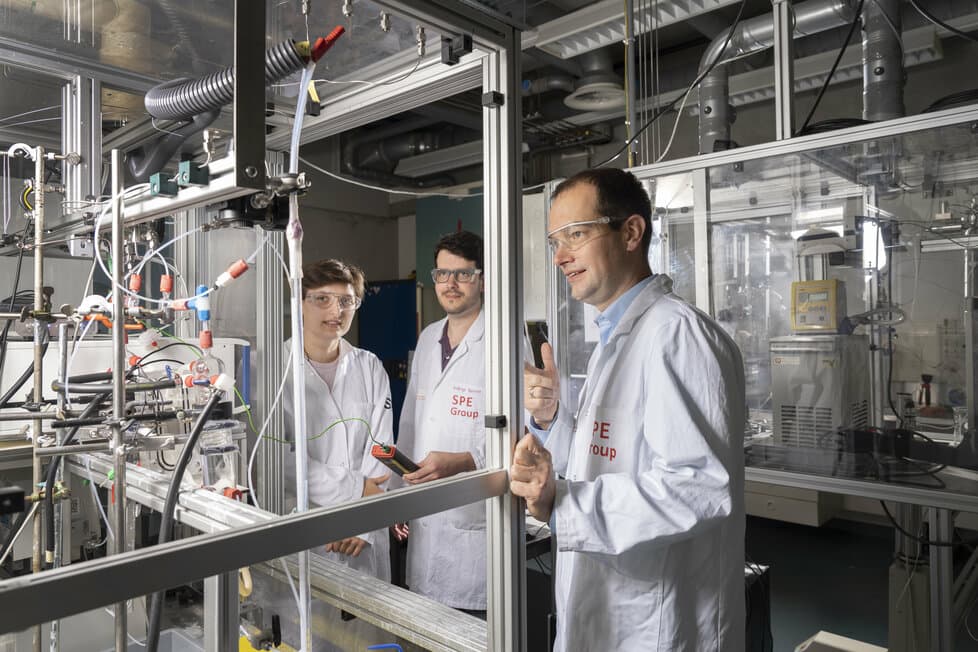 Carlijn Sebregts, Rodrigo Lira Garcia Barros, Thijs de Groot at the alcaline elektrolyzer in the TU/e lab. Photo © Vincent van den Hoogen