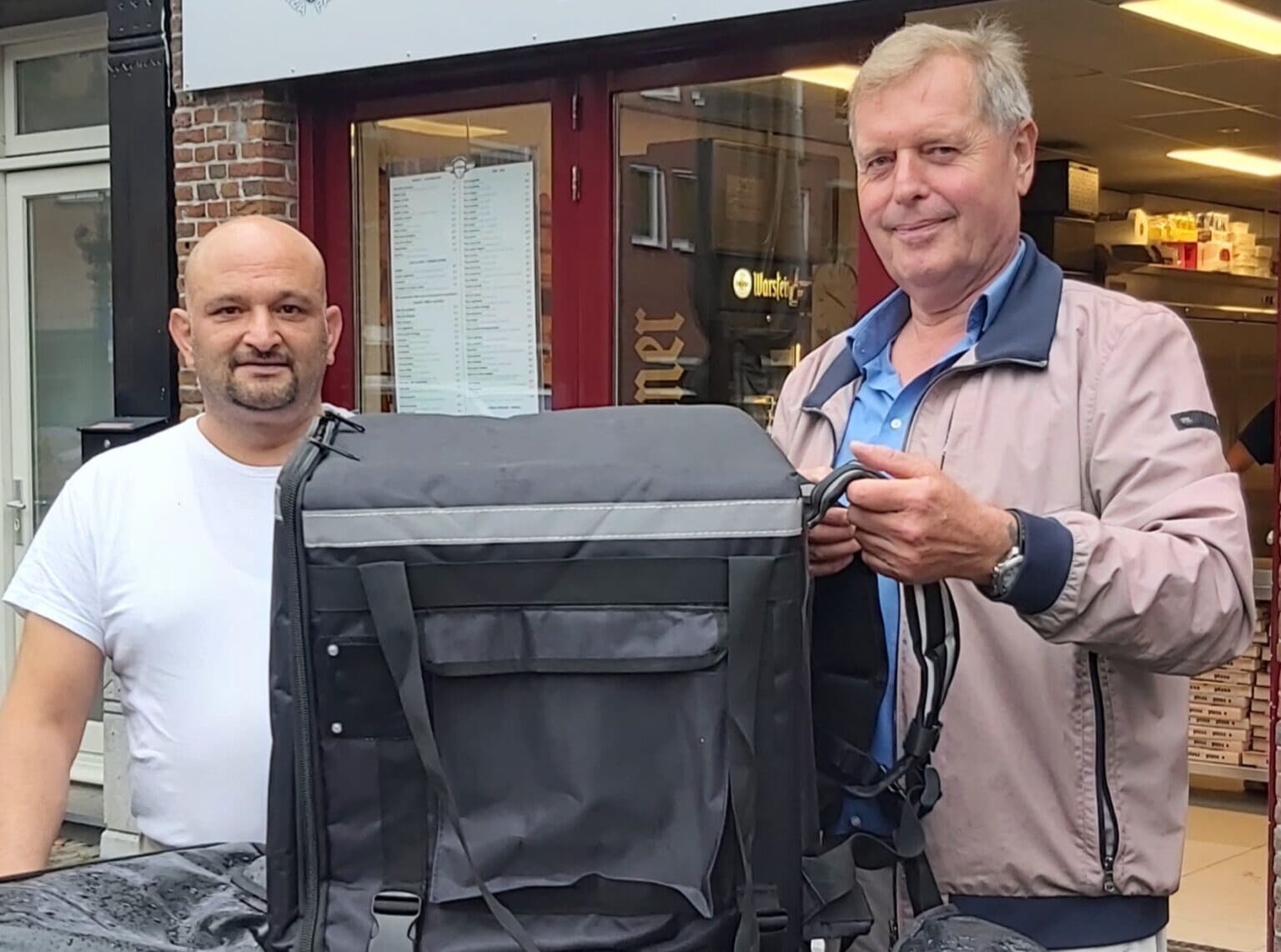 Dirk Bont (rechts) met zijn bezorgbox