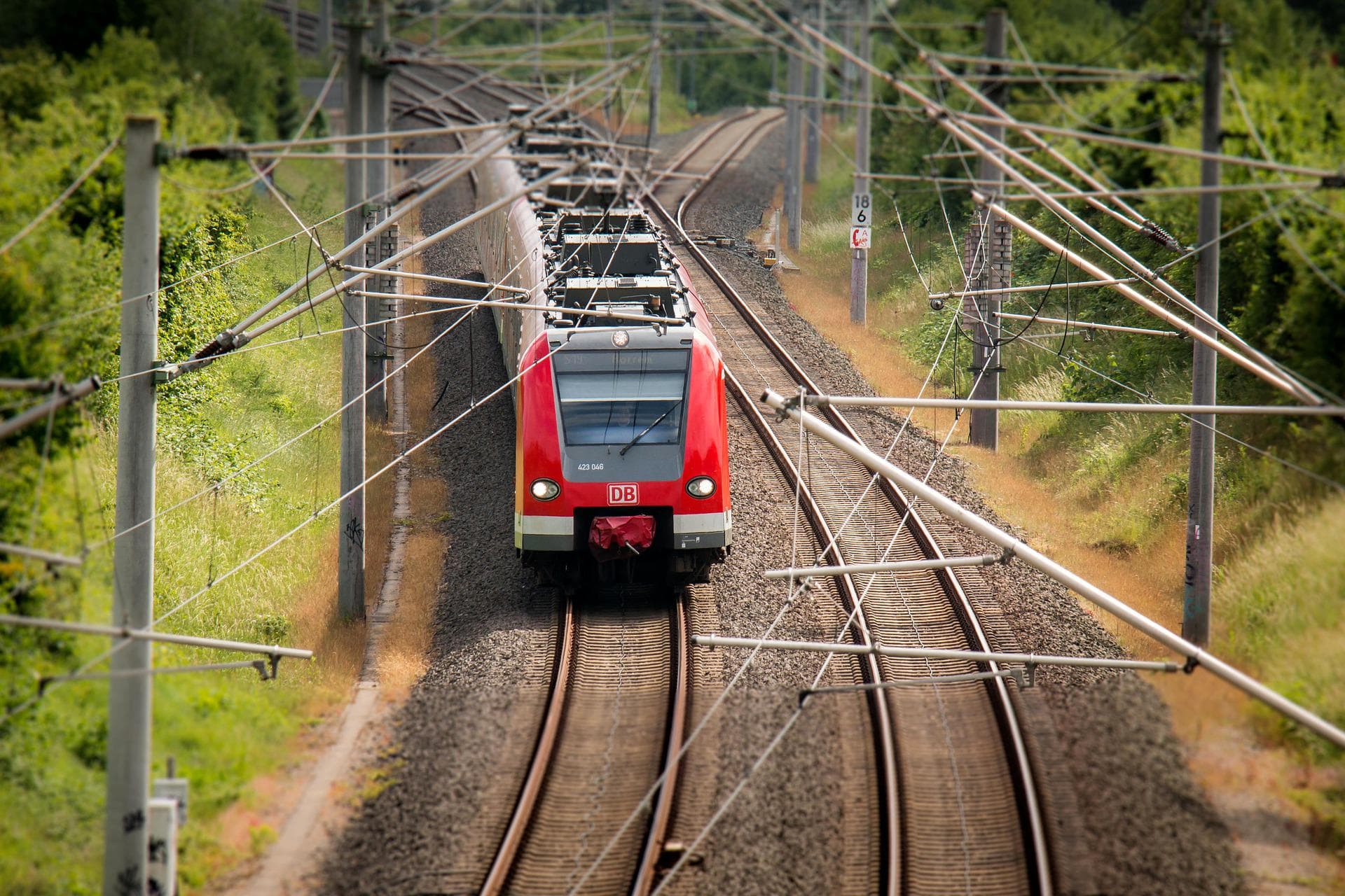 Een trein op het spoor