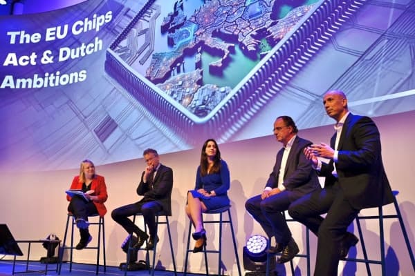 Jeroen Dijsselbloem, Serpil Tascioglu, Rinke Zonneveld en Tjark Tjin-A-Tsoi tijdens een panelgesprek