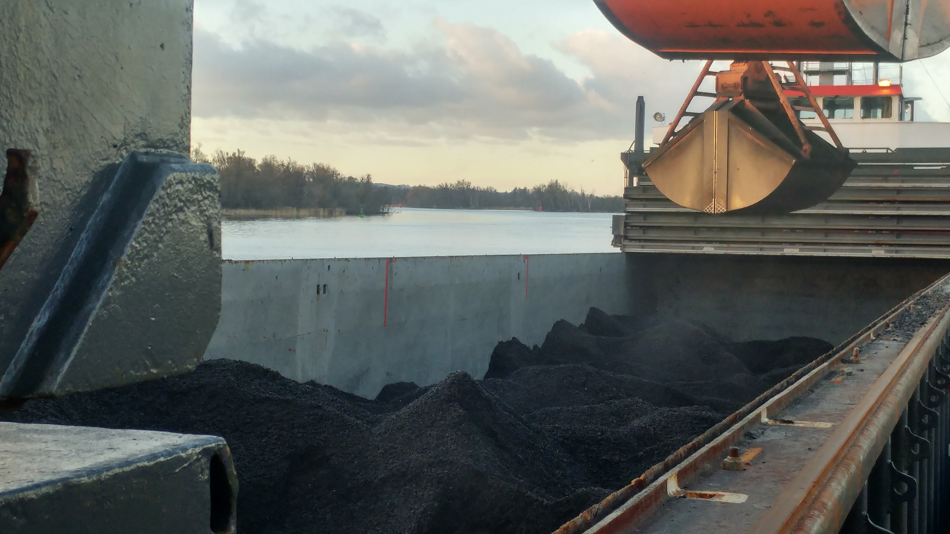 Versnipperde banden voor de recycling. 