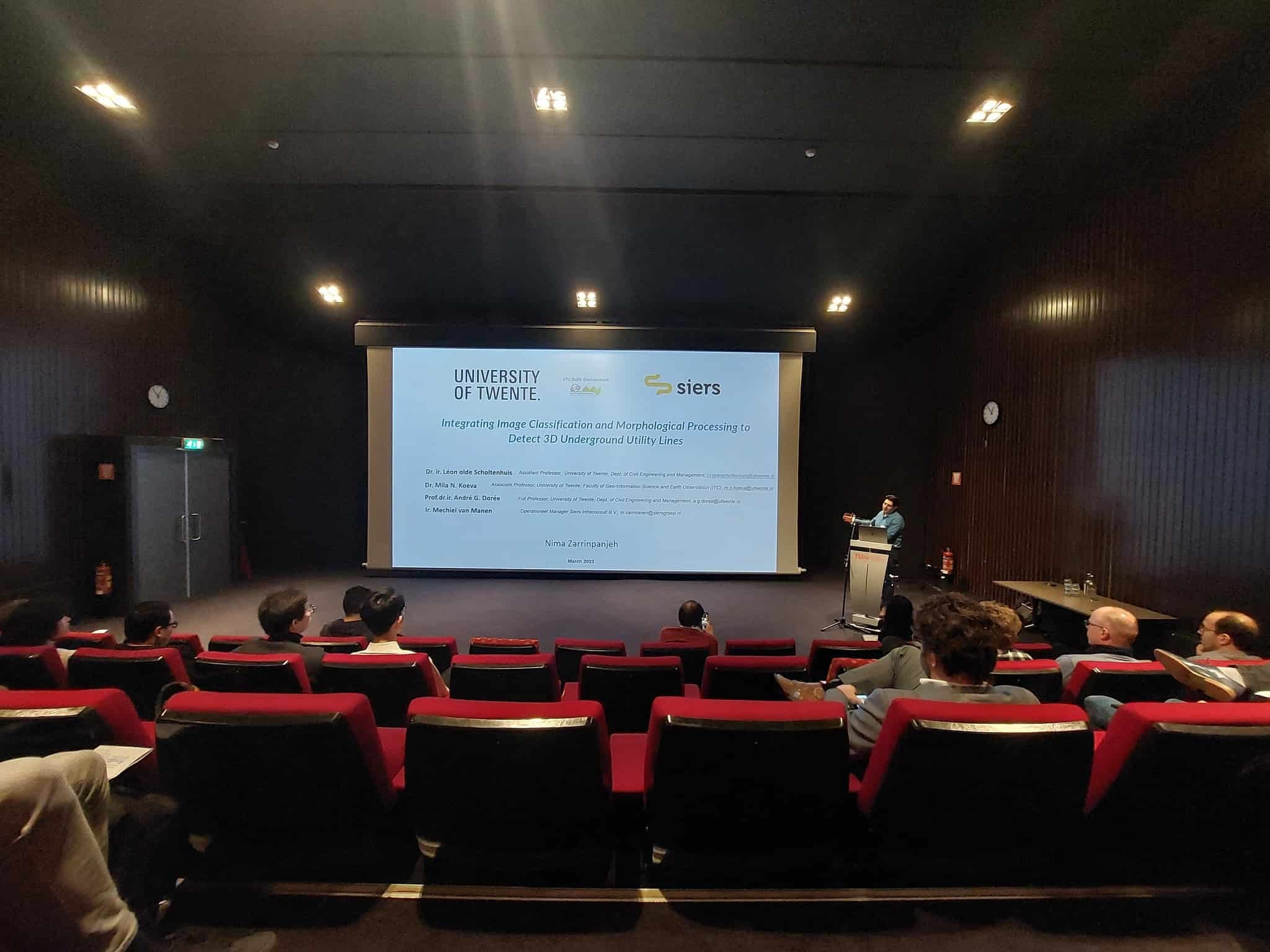De zaal tijdens een meeting