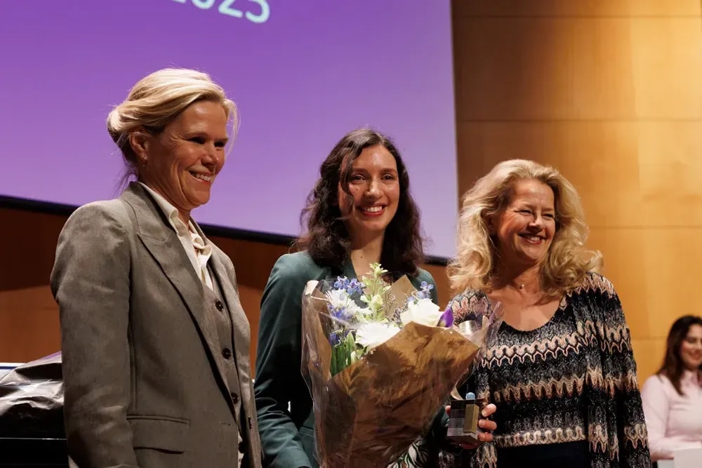 Meike Nauta (midden) ontvangt de Prins Friso Ingenieursprijs uit handen van prinses Mabel (rechts), de weduwe van prins Friso, in aanwezigheid van Jacolien Eijer (links), de president van ingenieursvereniging KIVI.