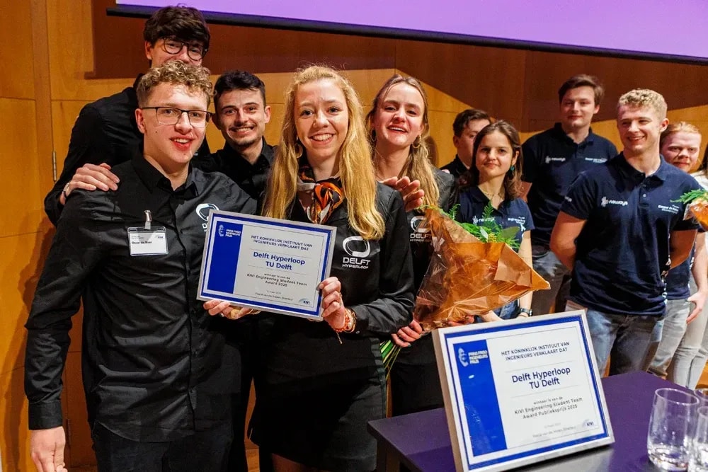 Studententeam Delft Hyperloop werd onderscheiden met de KIVI Engineering Student Team Award. Dit jaar laat het als eerste studententeam ter wereld een hyperloop op ware grootte rijden. Foto © Bart van Overbeeke