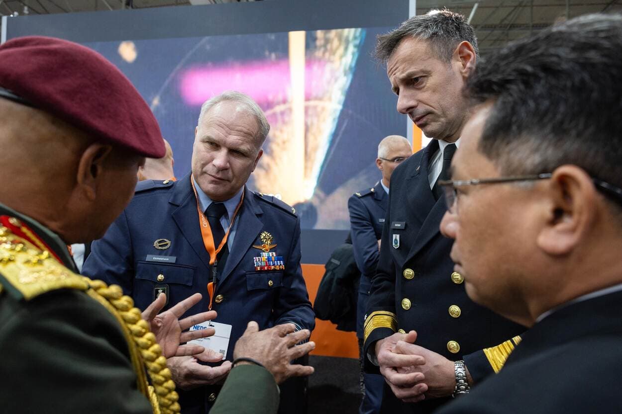 NEDS: De Commandant der Strijdkrachten (links) en de commandant van het Commando Materieel en IT waren aanwezig op het event.