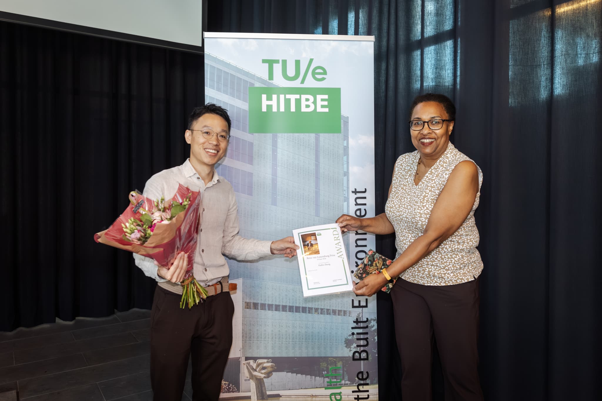 Zheng ontvangt de award