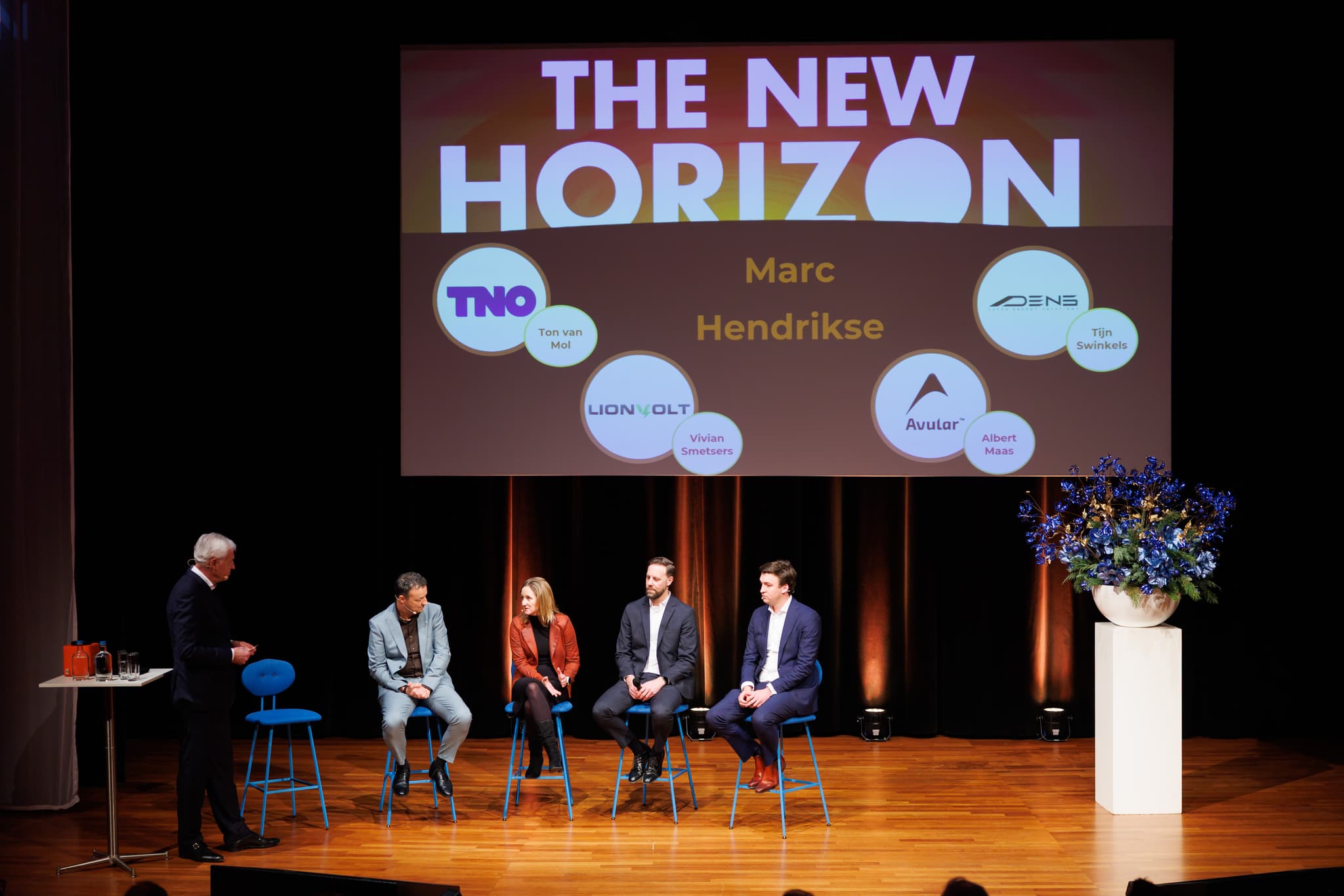Marc Hendrikse met Ton van Mol van TNO, Vivian Smetsers van Lionvolt, Albert Maas van Avular en Tijn Swinkels van DENS © Bram Saeys