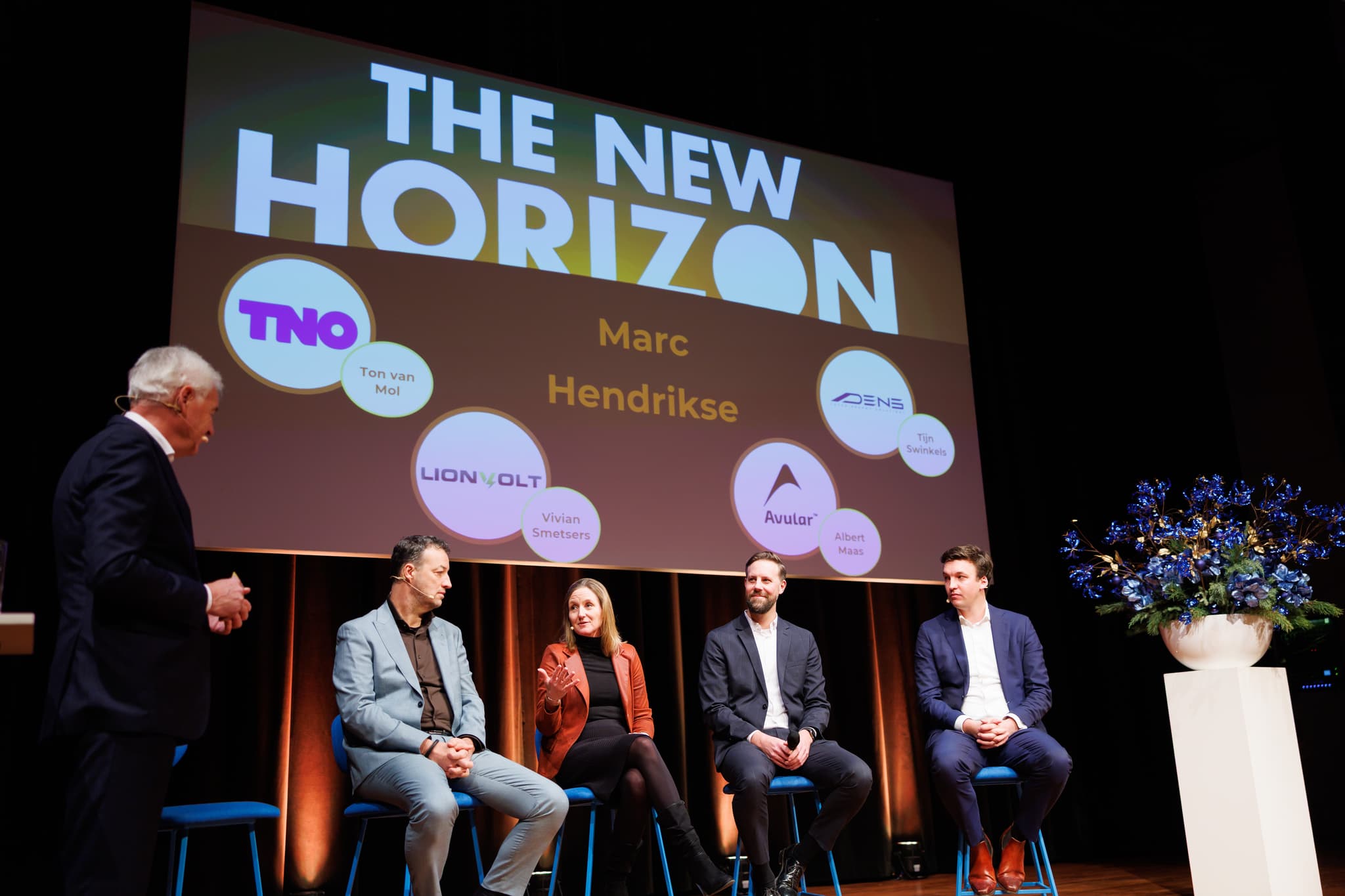 Marc Hendrikse met Ton van Mol van TNO, Vivian Smetsers van Lionvolt, Albert Maas van Avular en Tijn Swinkels van DENS © Bram Saeys