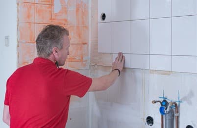 Tegelzetter aan het werk