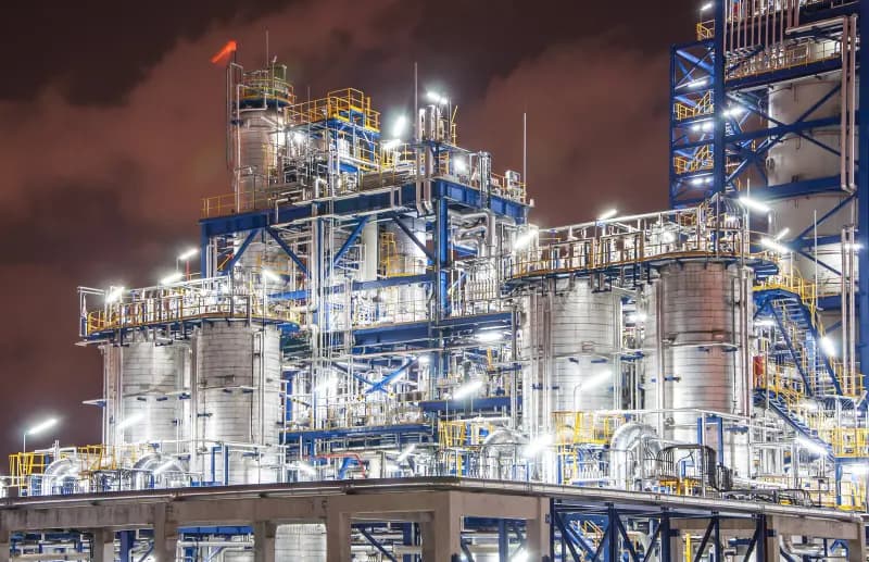 night-scene-chemical-plant-29342956.jpg.webp