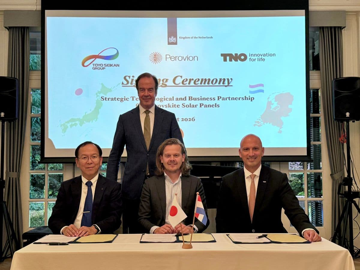 From left to right: Mr Nakamura, President of Toyo Seikan; Ambassador Gilles Beschoor Plug; Stefan van de Beek, CEO of Perovion; Tjark Tjin-A-Tsoi, CEO of TNO