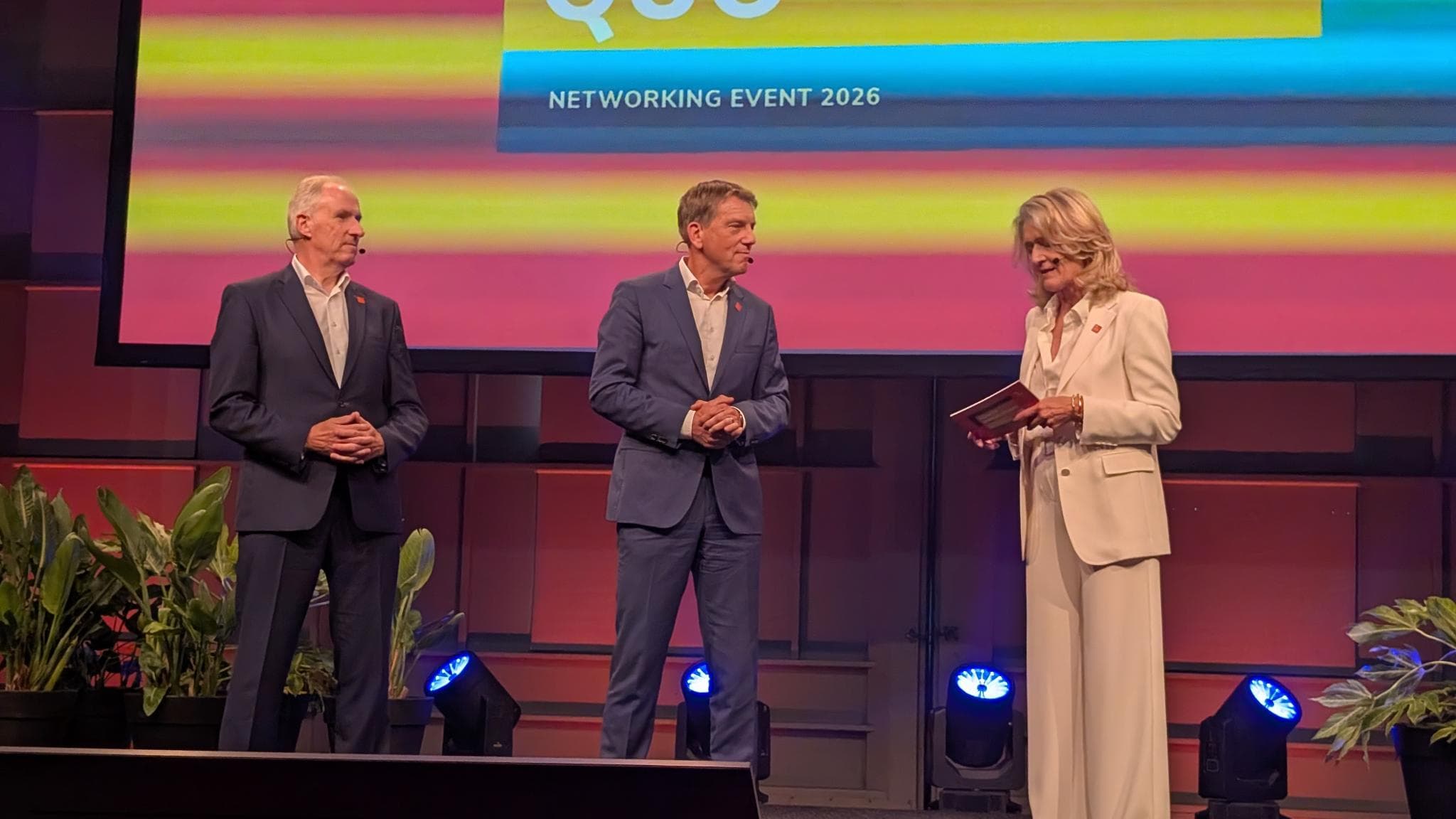 Leo Warmerdam en Peter Stolk op het podium met Simone van Trier