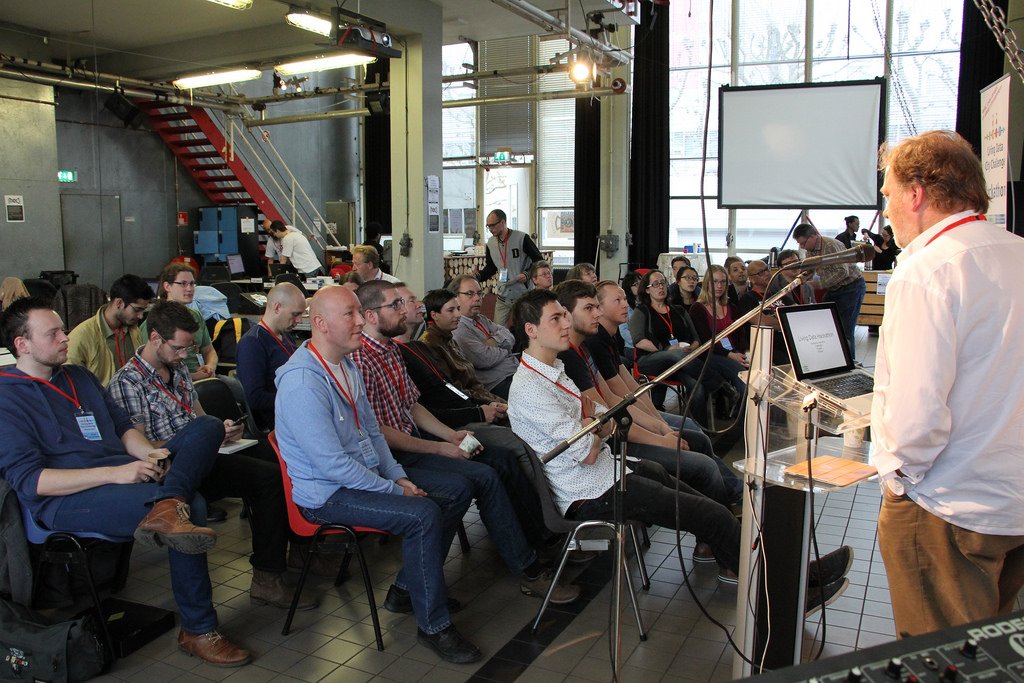 Er wordt aandachtig geluisterd naar de briefing