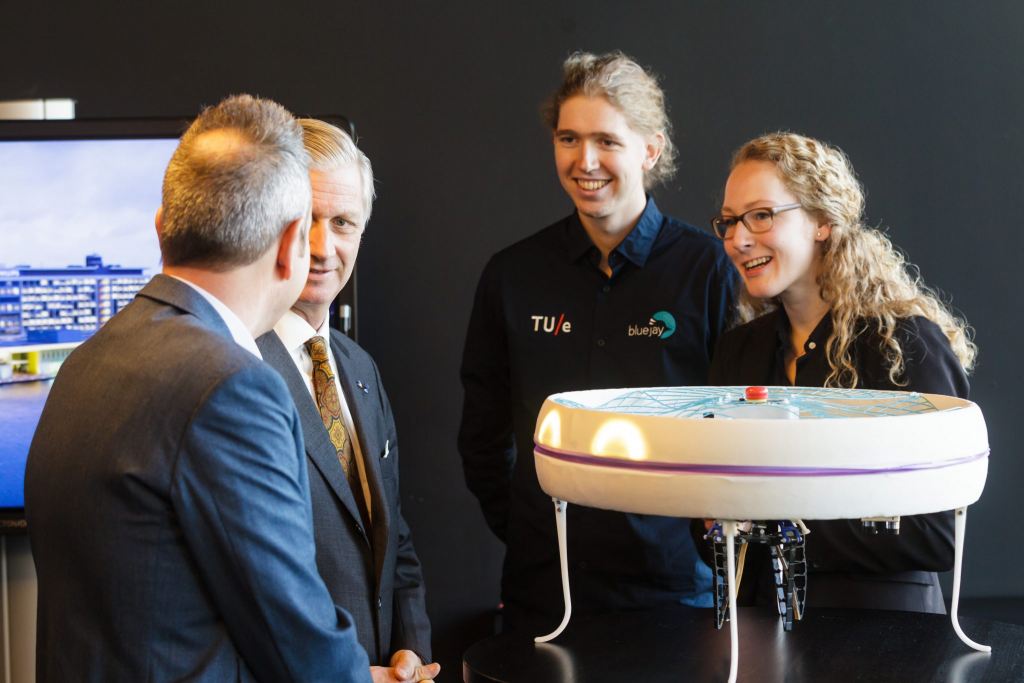 De koning praat met de studenten van BlueJay. Foto; Bram Saeys