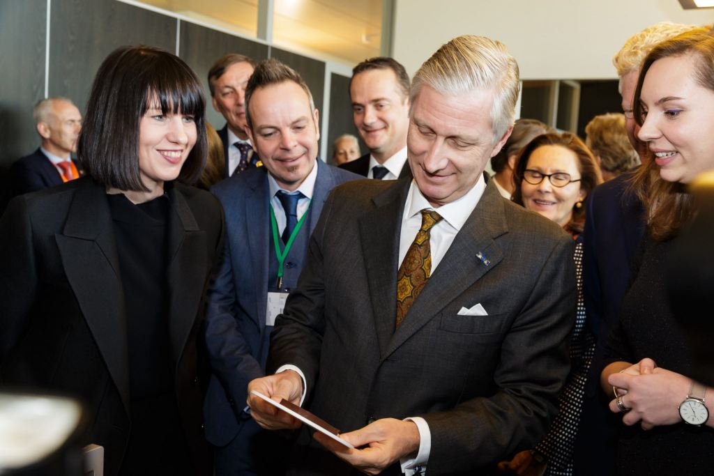 De koning ziet hoe zijn eigen profiel in 3d geprint wordt. Foto: Bram Saeys