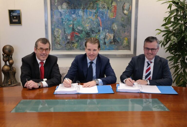 Foto: V.l.n.r. Jan Mooren (hoofddirectie VDL Groep), Willem van der Leegte (president-directeur VDL Groep) en currator Peter Brouns